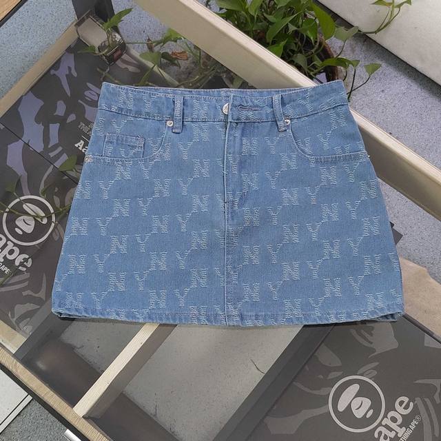 上新 款号 Cj223 2025新款Mlb洋基队Ny刺绣Logo整版提花牛仔半身裙短裙 这条牛仔短裙 将经典与潮流完美融合 质地挺括又不失柔软 散发着浓郁的美式