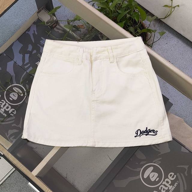 上新 款号 Cj223 2025新款Mlb洋基队Ny刺绣字母图案Logo绣花牛仔半身裙短裙 这条牛仔短裙 将经典与潮流完美融合 质地挺括又不失柔软 散发着浓郁的