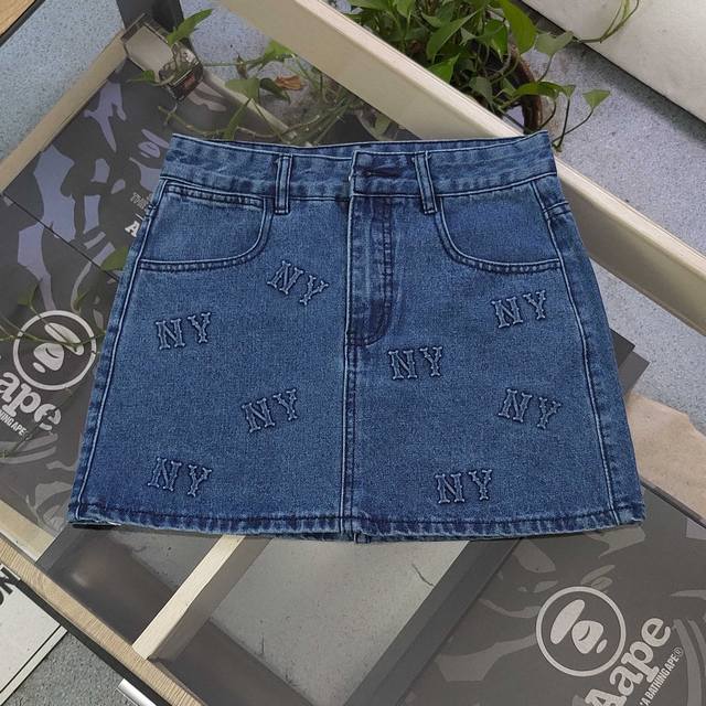 上新 款号 Cj222 2025新款Mlb洋基队Ny立体3D压花图案Logo牛仔半身裙短裙 这条牛仔短裙 将经典与潮流完美融合 质地挺括又不失柔软 散发着浓郁的