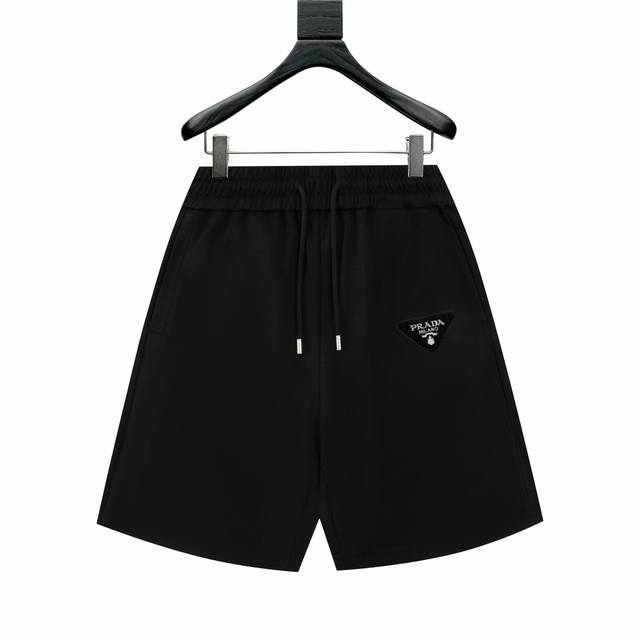 普拉达 2025Ss贸易渠道货品.休闲运动短裤 无从释怀的经典款,休闲时尚感略带锋利.精简的比例化裁剪铸就随性百搭. 客供高密400G面料,区别于传统的针织棉质