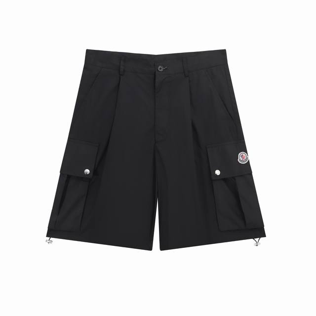 新款Moncler 25Ss 男士直筒工装短裤 这款短裤采用舒适的府绸面料制成 搭配功能性尼龙工装口袋 直筒廓形设计 裤脚可调节 抽绳腰部 原版开模吊钟 原版开