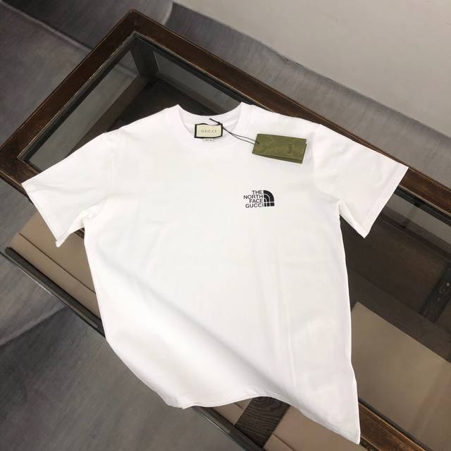 Gucci 夏季新款圆领短袖T恤 高端纯棉面料 手感质感都极完美 修身裁剪设计干净利落 时尚又好看 走线做工非常精致 版型效果超赞 而且透气性能超强 任何年龄阶