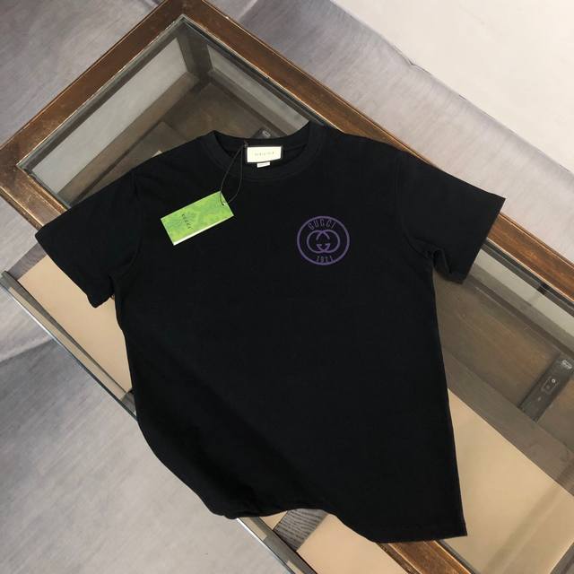 Gucci 夏季新款圆领短袖T恤 270克重磅高端纯棉面料 手感质感都极完美 修身裁剪设计干净利落 时尚又好看 走线做工非常精致 版型效果超赞 而且透气性能超强