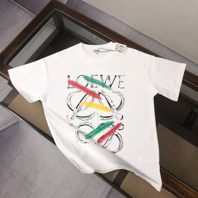 Loewe 24Ss夏季新款圆领短袖T恤 270克重磅高端纯棉面料 手感质感都极完美 修身裁剪设计干净利落 时尚又好看 走线做工非常精致 版型效果超赞 而且透气