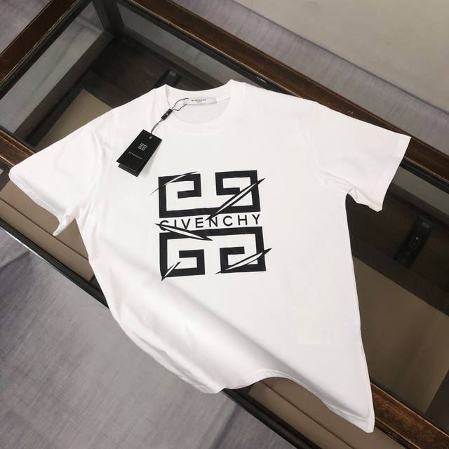 Givenchy 纪梵希 24Ss夏季新款圆领短袖T恤 270克重磅高端纯棉面料 手感质感都极完美 修身裁剪设计干净利落 时尚又好看 走线做工非常精致 版型效果