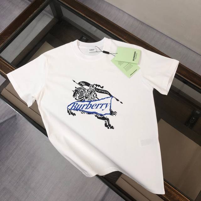 Burberry 巴宝莉 24Ss夏季新款圆领短袖T恤 270克重磅高端纯棉面料 手感质感都极完美 修身裁剪设计干净利落 时尚又好看 走线做工非常精致 版型效果