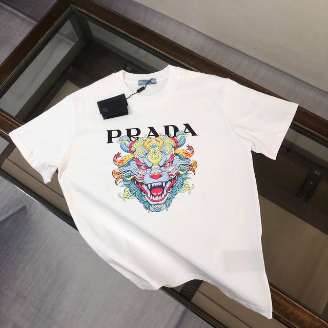 prada 普拉达 24Ss夏季新款圆领短袖T恤 270克重磅高端纯棉面料 手感质感都极完美 修身裁剪设计干净利落 时尚又好看 走线做工非常精致 版型效果超赞