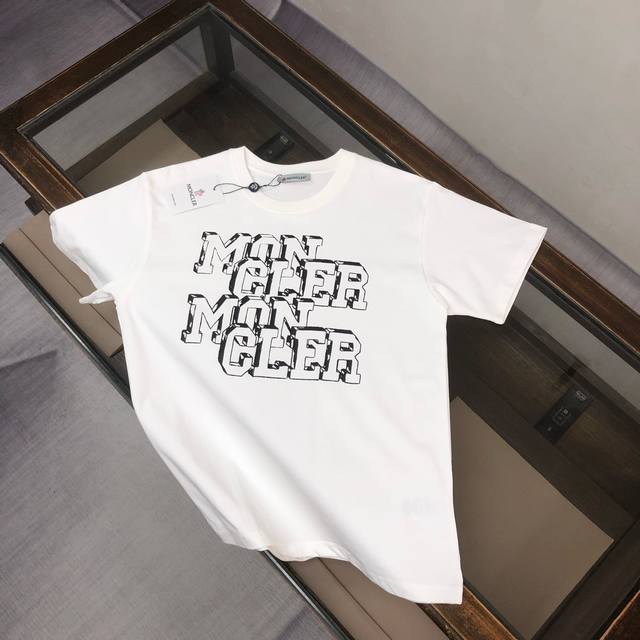 Mon*Cler 蒙口 2025最新款短袖T恤 绝对的顶级爆款 胸前印花Logo立体精美 细节处处动人 非常独特的设计 大气 简约 基础 耐看 但又独具风格 结