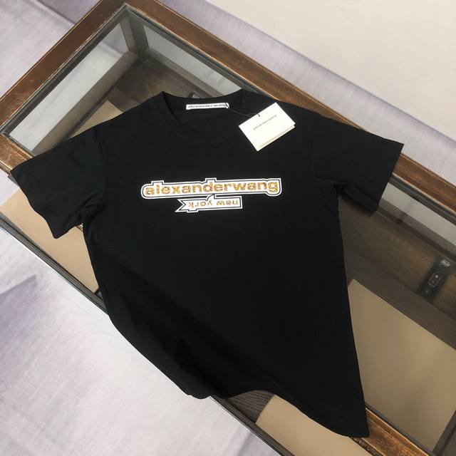 Alexander Wang 亚历山大王 24Ss夏季新款圆领短袖T恤 270克重磅高端纯棉面料 手感质感都极完美 修身裁剪设计干净利落 时尚又好看 走线做工非