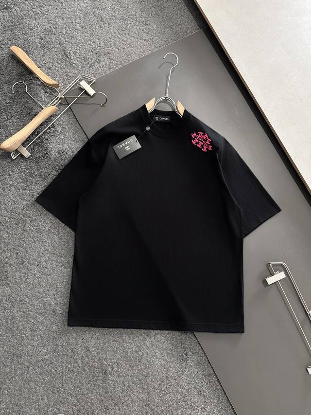 Chanel 香奈儿 25Ss夏季新款圆领短袖T恤 270克重磅高端纯棉面料 手感质感都极完美 修身裁剪设计干净利落 时尚又好看 走线做工非常精致 版型效果超赞
