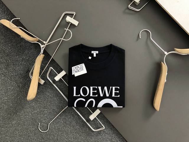 Loewe 罗意威 25Ss夏季新款圆领短袖T恤 270克重磅高端纯棉面料 手感质感都极完美 修身裁剪设计干净利落 时尚又好看 走线做工非常精致 版型效果超赞