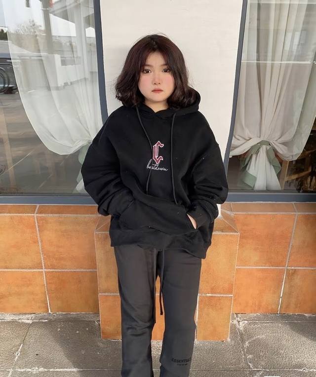 爆款模特图 款号003 黑色 顶级版本Fear Of God Essentials Fog胸口后背植绒男女情侣明星同款秋冬长裤卫裤 第八季最新款植绒Logo长裤