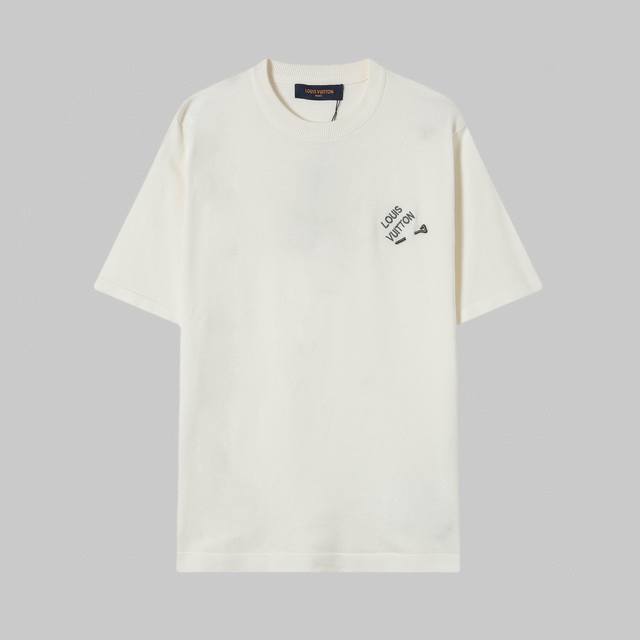 高品质 lv路易威登 经典别针刺绣针织圆领短袖 高端品质 三标齐全 舒适透气 经典简约 精致时尚 细节呈现高端品质 男女同款 颜色:黑色 白色 蓝色 码数:Xs