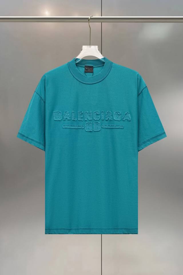 Balenciaga 字母贴布刺绣反穿纯棉圆领T恤 男女同款 宽松版型 工艺: 正面贴布刺绣 颜色: 做旧 墨绿 蓝色 尺码 Xs S M L 编号:Bt223