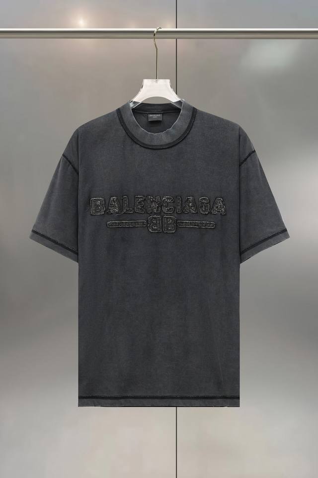 Balenciaga 字母贴布刺绣反穿做旧纯棉圆领T恤 男女同款 宽松版型 工艺: 正面贴布刺绣 颜色: 做旧 墨绿 蓝色 尺码 Xs S M L 编号:Bt2