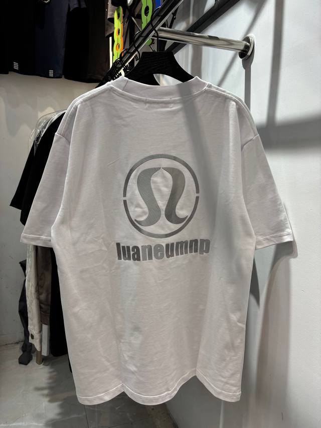 款号 Zmr79# lululemon 露露反光银立体印花短袖T恤 280克纯棉双砂面料 所有面料均已提前做过缩水 品质第一 所见即所得 不会洗一次版型就有所变