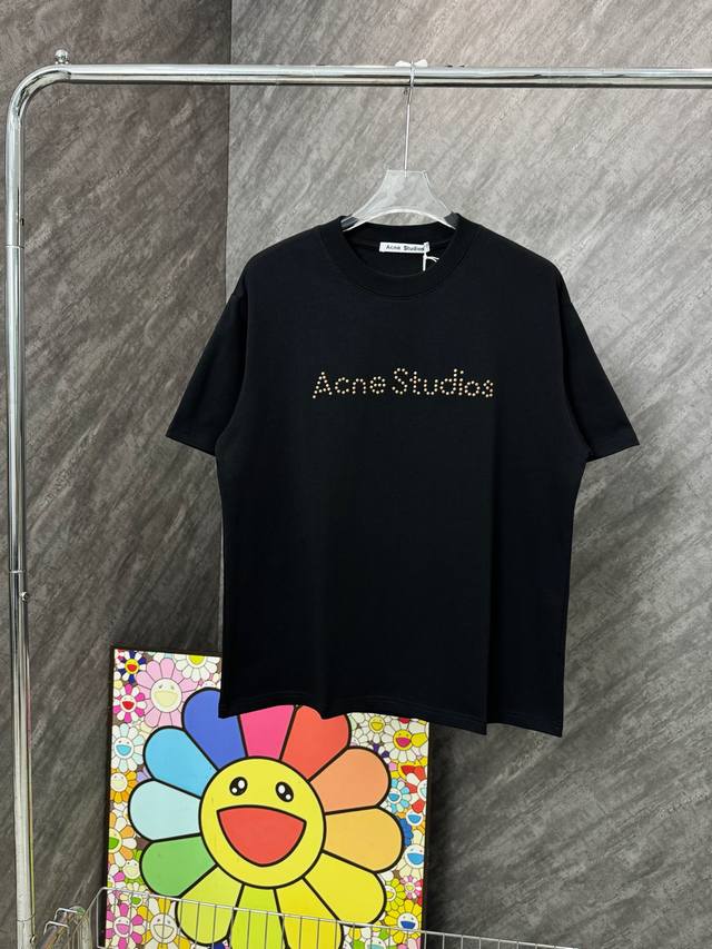 款号 G109 acne铆钉字母圆领短袖 面料采用32支双纱2 克高克重纯棉面料 同缸定织定染原版同色螺纹 进口机器铆钉对位字母工艺 内里包边包条做工高版本 细