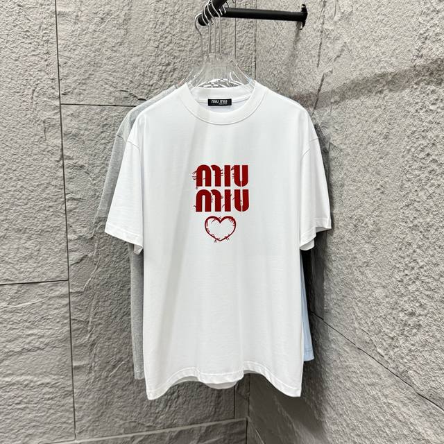 miu Miu*2025春夏新款 经典简约植绒工艺 字母爱心短袖T恤 定制双纱平纹纯棉面料 男女同款 颜色 黑色 白色 尺码 S 90-130斤 M 120-1