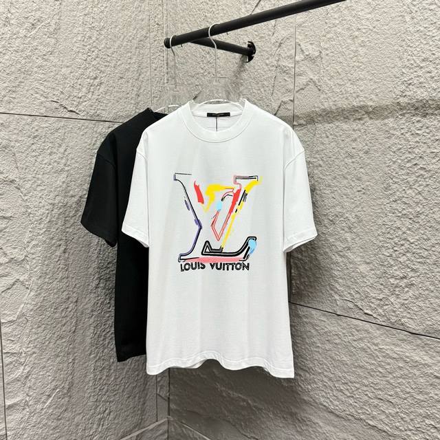 LV 路易*2025春夏新款 前幅经典彩色大V字母印花 短袖T恤 定制双纱平纹纯棉面料 男女同款 颜色 白色 黑色 尺码 S 90-130斤 M 120-150