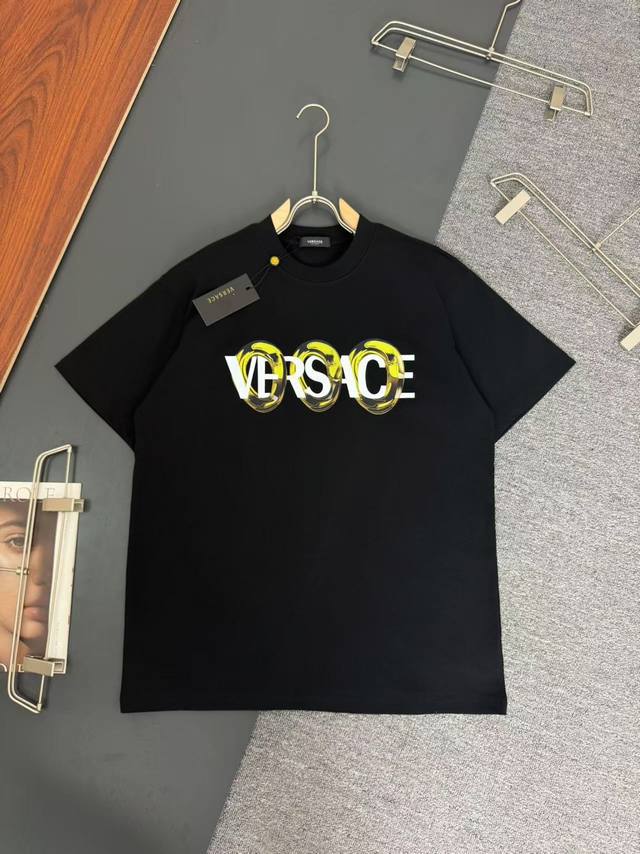 Versace 范思哲*320G克重磅纯棉T恤厚实透气宽松版型 印花工艺Logo设计 春夏新款圆领时尚短袖T恤 贴肤舒适 耐看又好穿 原厂工艺一丝不苟 休闲百搭