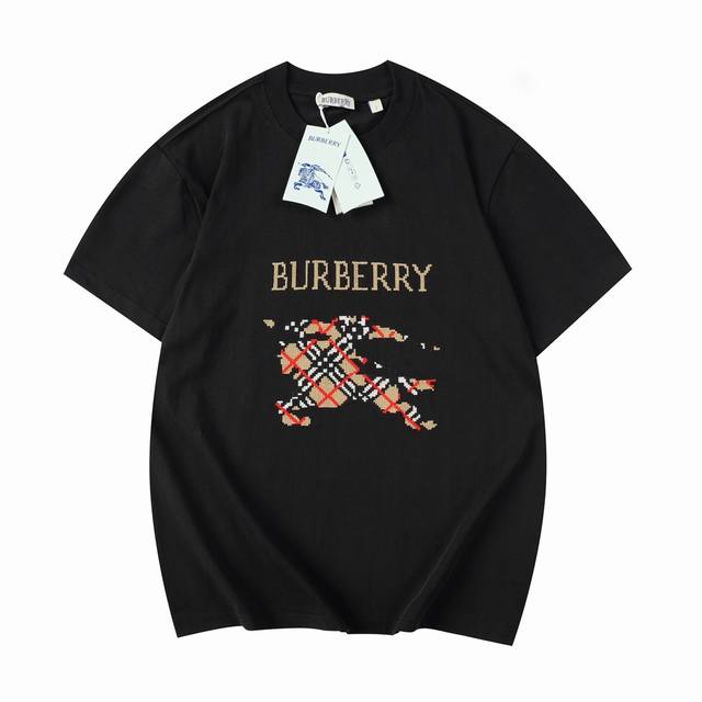 bbr 2025新款 十字绣马术棉质短袖 圆领T恤衫选用平织棉面料制成 呈现修身版型 罗纹针织装饰 装饰十字绣工艺打造的品牌徽标 融入格纹马术骑士徽标设计 纯棉