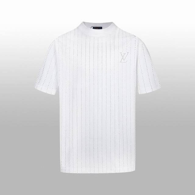 高版本 1V 春夏新款短袖T-Shirt 260克高克重棉感面料 挺括有型 欧洲高质量闪钻 无性别穿搭 情侣闺蜜可同款演绎 单穿慵懒随性 叠穿层次满分 尺寸Xs