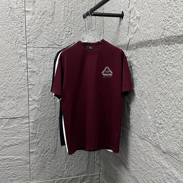 arc'teryx*始祖*2025春夏新款 个性经典三角形胸口字母刺绣 骷髅鸟Logo定制双纱平纹纯棉面料 短袖T恤 男女同款 尺码 S 90-130斤 M 1
