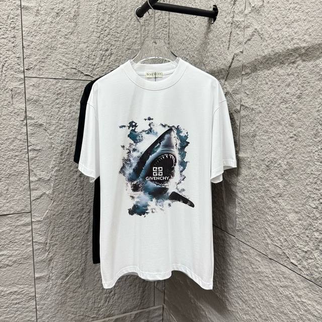 givench* Gvc*纪梵希2025春夏新款 鲨鱼图腾字母印花 定制双纱平纹纯棉面料 短袖T恤 男女同款 颜色 白色 黑色 尺码 S 90-130斤 M 1