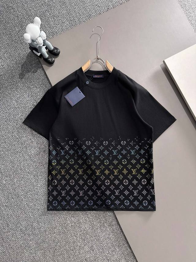 Louis Vuitton* 2025春夏款上新 原高版本 驴家 面料采用270克高密度纯棉 不变形 不缩水 工艺介绍 双线走位 前后幅采用高品质彩色钻高温烫钻