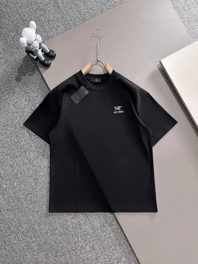 Arc Teryx 2025春夏款上新 原高版本 arc Teryx 始祖鸟 面料采用270克高密度纯棉 不变形 不缩水 工艺介绍 胸前Logo简约厚版胶印花+