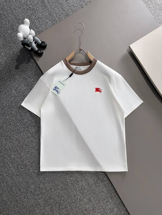 Burberry* 2025春夏款上新 原高版本 巴宝莉 面料采用270克高密度纯棉 不变形 不缩水 工艺介绍 双线走位 胸口采用高精密浮体绣花 颜色 白色 s