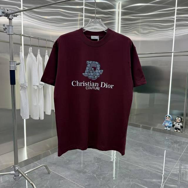 Dior迪奥 2025春夏新款260克短袖T恤 个性印花 男女同款宽松版 S M L Xl Xxl 五个码 黑色 白色 酒红色