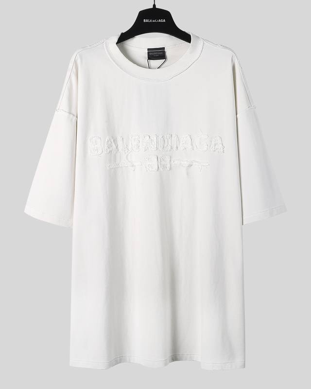 balenciaga 25Ss 贴布刺绣短袖 市面最高版本 原版开发定织280G面料 高度还原 洗水处理 手感厚重 质感区别市场货 采用日本百灵达多头式刺绣机台