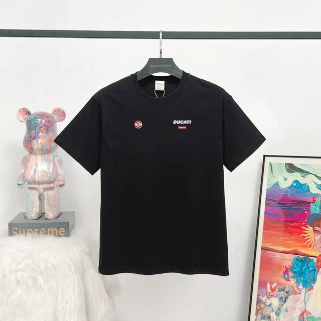 款号:Q20 # supreme X Ducati 联名款 Ss24 Week16 Logo Tee 背面徽标Logo印花短袖 常规T恤 男女同款 宽松版型 采