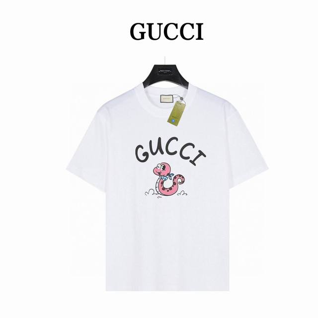 gucci 生肖蛇 短袖T恤 款号:Gg10 白色 240克重磅小落肩100%棉T恤 Os版型 宽松有型好搭配 采用精梳紧密赛络工艺 面料更耐磨 袖口以及下摆三