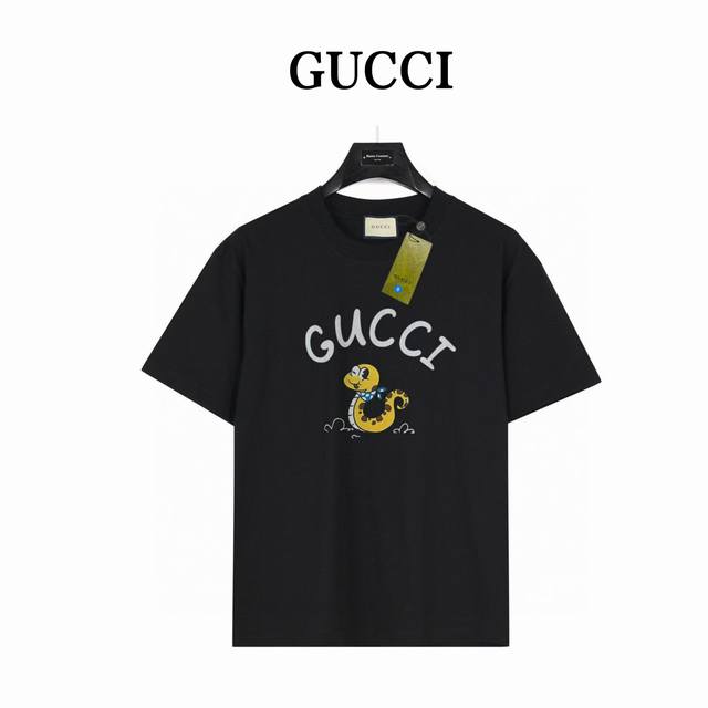 gucci 生肖蛇 短袖T恤 款号:Gg10 黑色 240克重磅小落肩100%棉T恤 Os版型 宽松有型好搭配 采用精梳紧密赛络工艺 面料更耐磨 袖口以及下摆三