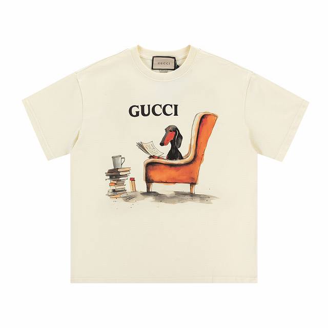 款号 352 gucci新品 无感印花 高克重短袖 选用客供定制针织100%纯棉面打造,面料手感细腻 厚实有质感的纯棉布 高密度的机织工艺 如棉絮般柔紧致舒适