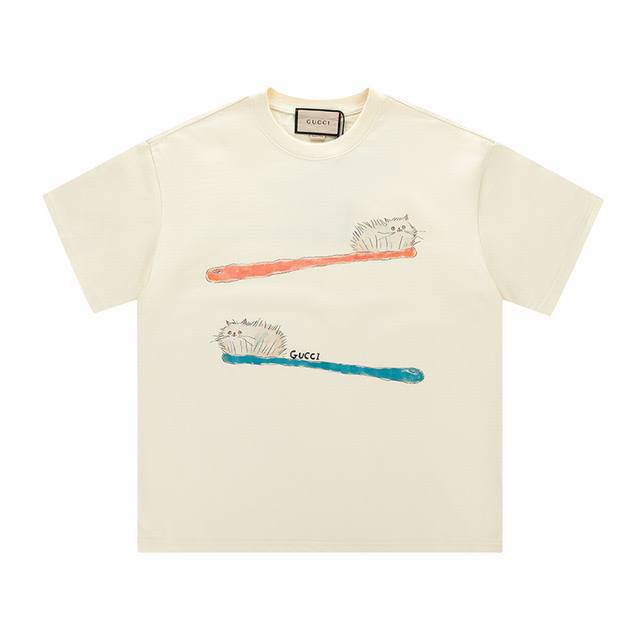 款号 353 gucci新品 无感印花 高克重短袖 选用客供定制针织100%纯棉面打造,面料手感细腻 厚实有质感的纯棉布 高密度的机织工艺 如棉絮般柔紧致舒适