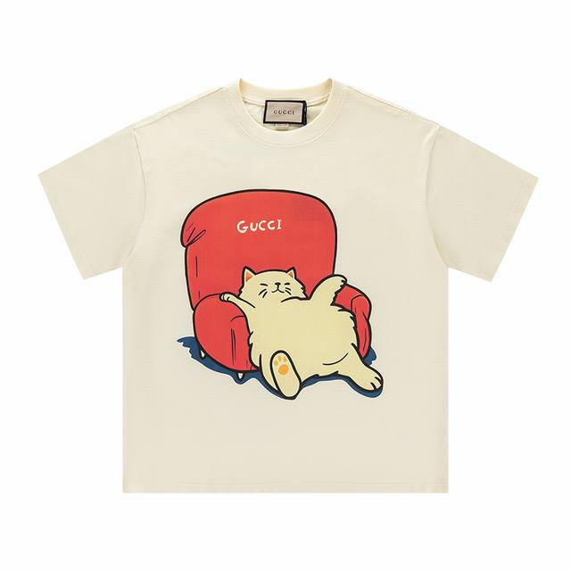 款号 354 gucci新品 无感印花 高克重短袖 选用客供定制针织100%纯棉面打造,面料手感细腻 厚实有质感的纯棉布 高密度的机织工艺 如棉絮般柔紧致舒适