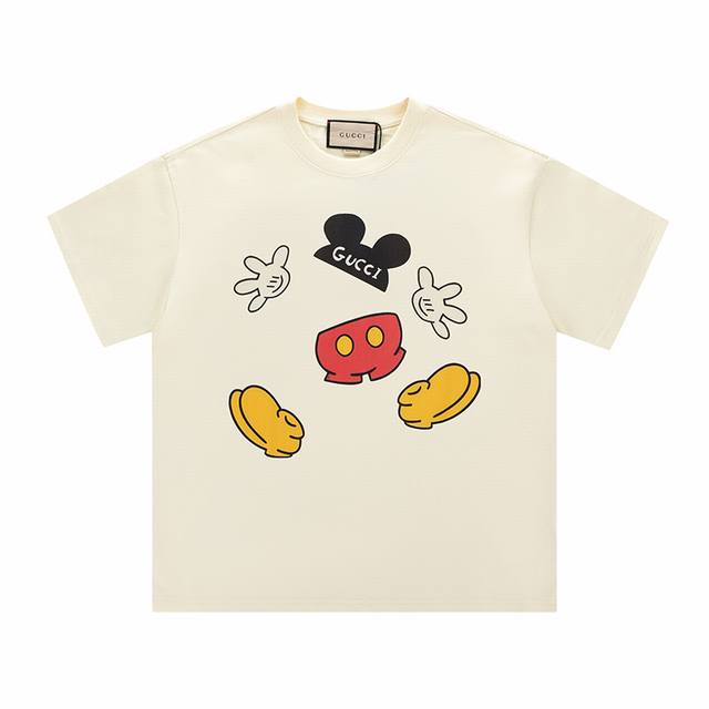 款号 355 gucci新品 无感印花 高克重短袖 选用客供定制针织100%纯棉面打造,面料手感细腻 厚实有质感的纯棉布 高密度的机织工艺 如棉絮般柔紧致舒适