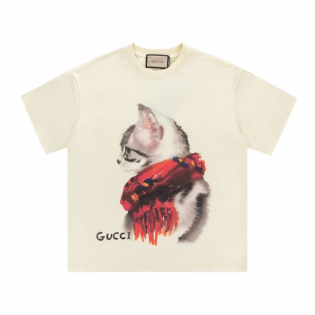 款号 356 gucci新品 无感印花 高克重短袖 选用客供定制针织100%纯棉面打造,面料手感细腻 厚实有质感的纯棉布 高密度的机织工艺 如棉絮般柔紧致舒适