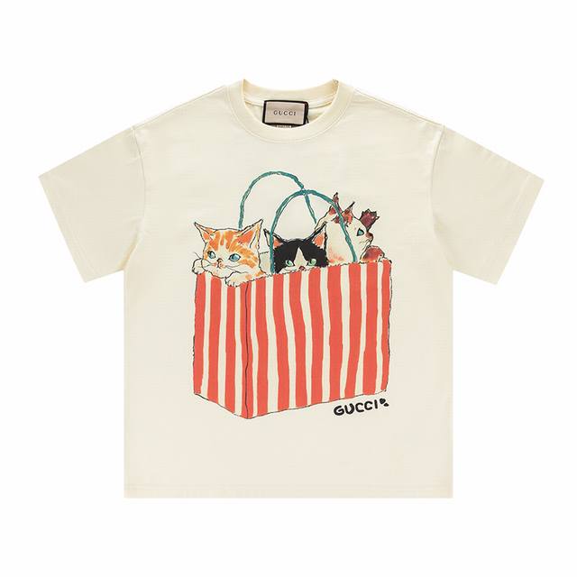 款号 362 gucci新品 无感印花 高克重短袖 选用客供定制针织100%纯棉面打造,面料手感细腻 厚实有质感的纯棉布 高密度的机织工艺 如棉絮般柔紧致舒适