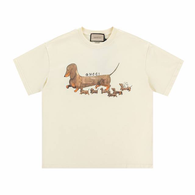 款号 338 gucci新品 无感印花 高克重短袖 选用客供定制针织100%纯棉面打造,面料手感细腻 厚实有质感的纯棉布 高密度的机织工艺 如棉絮般柔紧致舒适