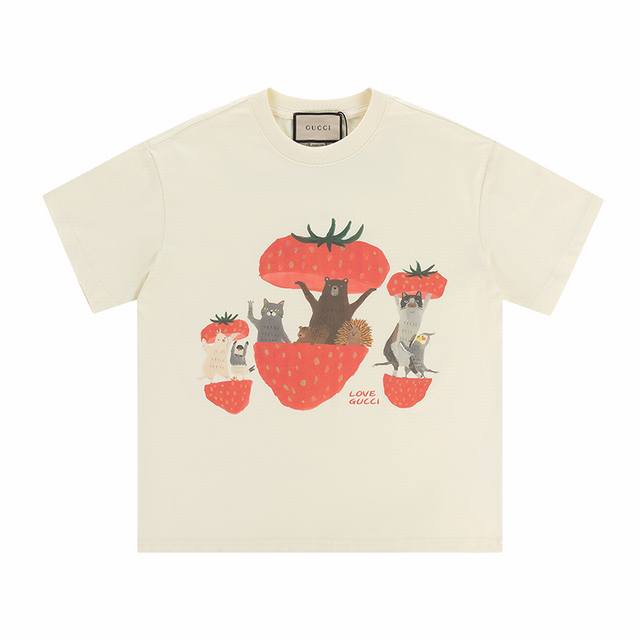 款号 339 gucci新品 无感印花 高克重短袖 选用客供定制针织100%纯棉面打造,面料手感细腻 厚实有质感的纯棉布 高密度的机织工艺 如棉絮般柔紧致舒适