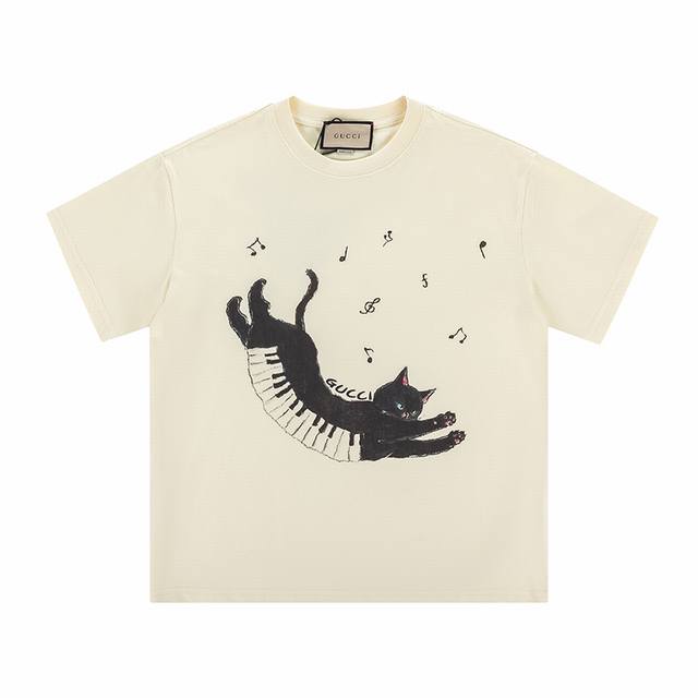 款号 70 gucci新品 无感印花 高克重短袖 选用客供定制针织100%纯棉面打造,面料手感细腻 厚实有质感的纯棉布 高密度的机织工艺 如棉絮般柔紧致舒适 有
