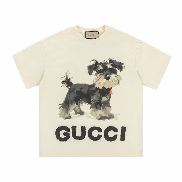 款号 341 gucci新品 无感印花 高克重短袖 选用客供定制针织100%纯棉面打造,面料手感细腻 厚实有质感的纯棉布 高密度的机织工艺 如棉絮般柔紧致舒适