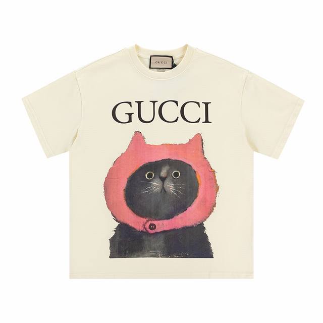 款号 342 gucci新品 无感印花 高克重短袖 选用客供定制针织100%纯棉面打造,面料手感细腻 厚实有质感的纯棉布 高密度的机织工艺 如棉絮般柔紧致舒适