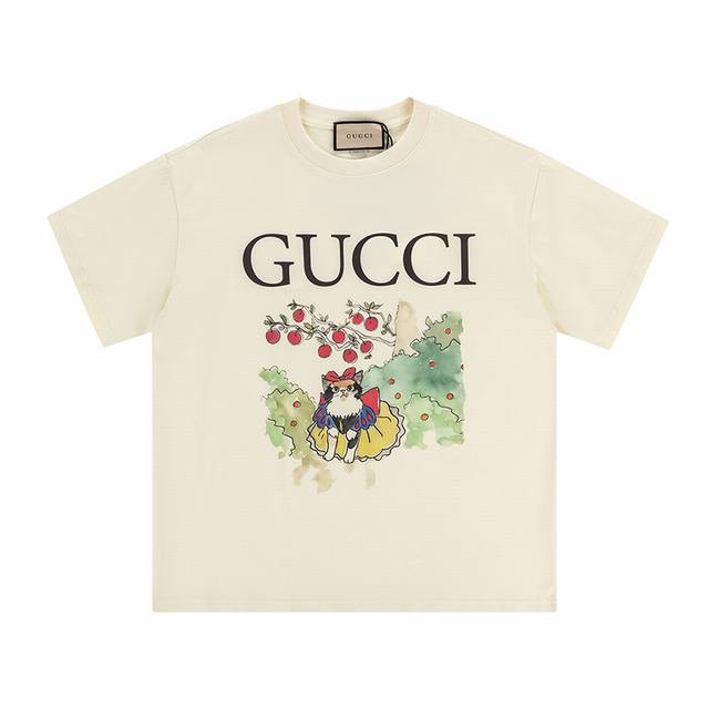 款号 343 gucci新品 无感印花 高克重短袖 选用客供定制针织100%纯棉面打造,面料手感细腻 厚实有质感的纯棉布 高密度的机织工艺 如棉絮般柔紧致舒适