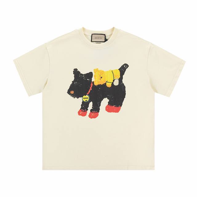 款号 345 gucci新品 无感印花 高克重短袖 选用客供定制针织100%纯棉面打造,面料手感细腻 厚实有质感的纯棉布 高密度的机织工艺 如棉絮般柔紧致舒适