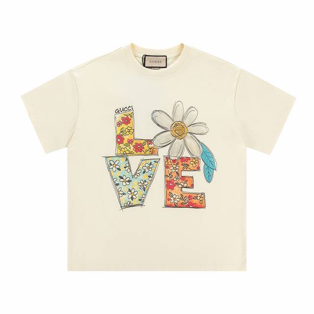 款号 347 gucci新品 无感印花 高克重短袖 选用客供定制针织100%纯棉面打造,面料手感细腻 厚实有质感的纯棉布 高密度的机织工艺 如棉絮般柔紧致舒适